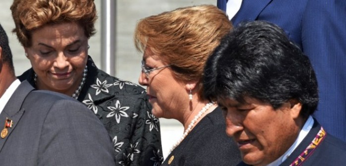 Presidenta Bachelet resulta ilesa tras accidentado saludo a programa de TV en Ecuador