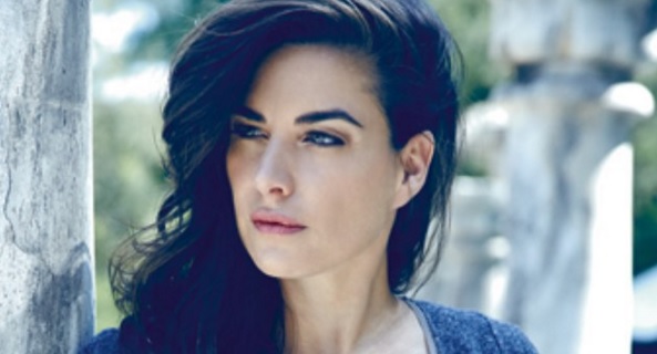 Ingrid Cruz arrasa en los Premios Caleuche con escotado y elegante look