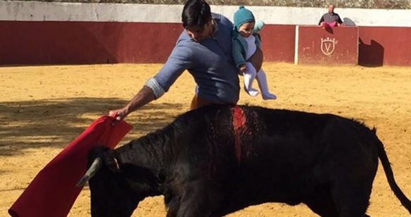 Tapan en críticas a torero que enfrentó a novillo con su hija de 5 meses en brazos
