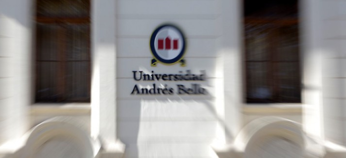 Incendio destruyó edificio de Universidad Andrés Bello en Santiago