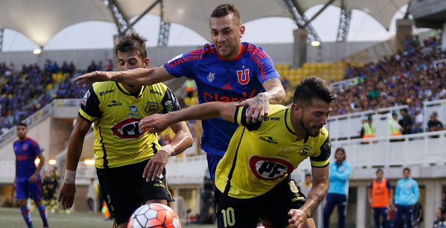 El íntimo masaje que jugador de la U dio a su par de San Luis de Quillota