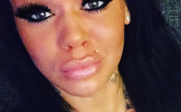 Joven alemana se tatuó un par de cejas y usuarios de Facebook no la perdonaron