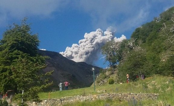 Reportan actividad eruptiva en complejo volcánico Nevados de Chillán