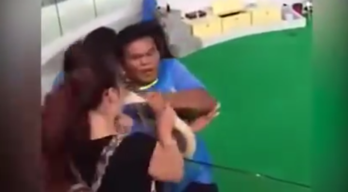 Turista vivió minutos de terror tras intentar besar a una serpiente: La mordió