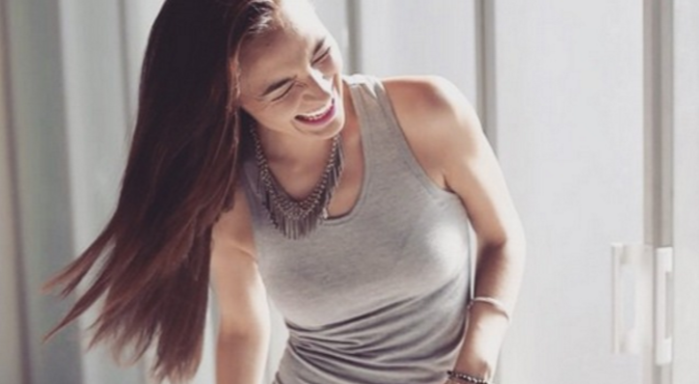 Janis Pope saca aplausos con curvilínea figura: la mantiene con deporte y comida sana