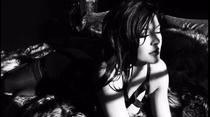 Kylie Jenner sorprende con sensual sesión fotográfica ligera de ropa