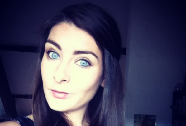 Ex novio de joven despechada que vendió todo y viaja por el mundo desmiente su historia