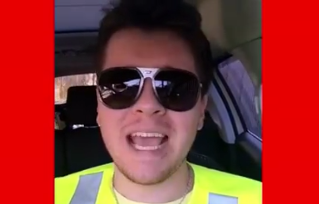 El reggaeton del chaleco reflectante que saca aplausos en redes sociales