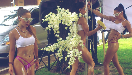 Chicas del Club Platinium deleitaron con interrumpida intervención urbana