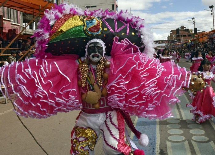 Con 3 km de 'diablada' abrió carnaval de Oruro, la mayor fiesta boliviana