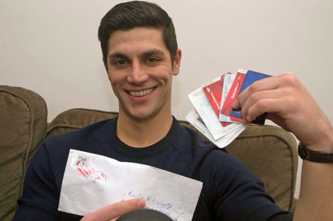 Joven recibió ridícula carta de sujeto que le devolvió sus cosas tras perder su billetera