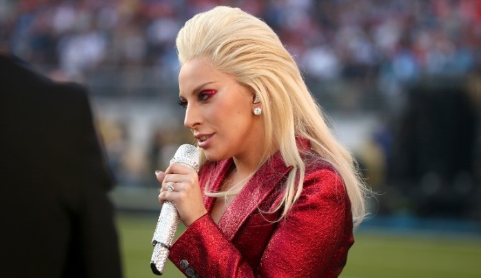 Tapan en memes a Lady Gaga por su extravagante vestuario en el Superbowl