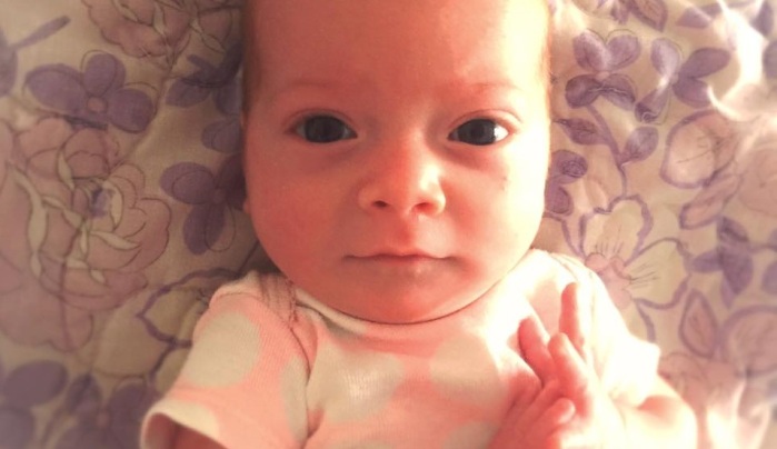 Padre salvó la vida de su bebé al observar sus pies: compartió foto para advertir a otros