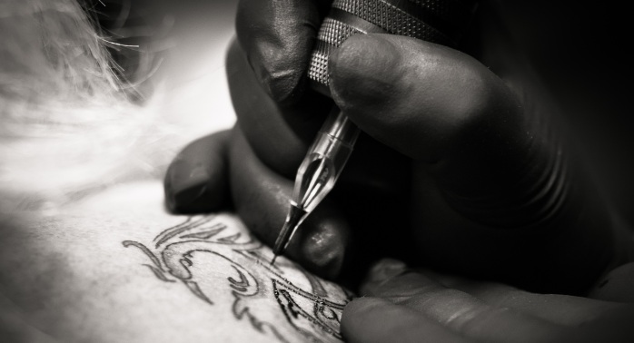 Horror: Esta joven quiso tatuarse maquillaje permanente y acabó con 4 cejas