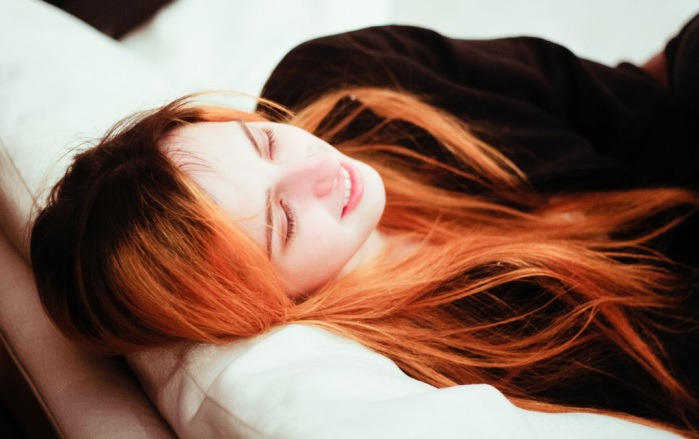 ¿No te has teñido? 6 trucos para ocultar las molestas raíces oscuras