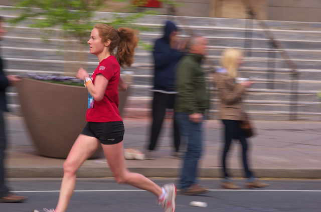 Los cuidados que debes tomar si practicas deporte en vacaciones, según kinesiólogos