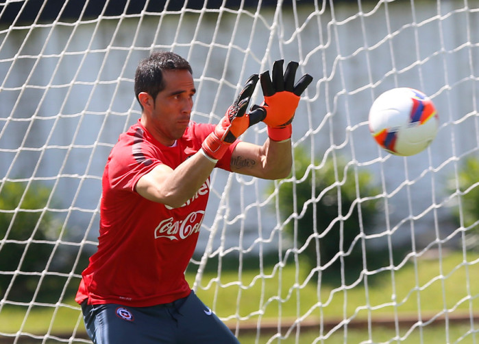 Claudio Bravo evaluaría su continuidad en la selección chilena