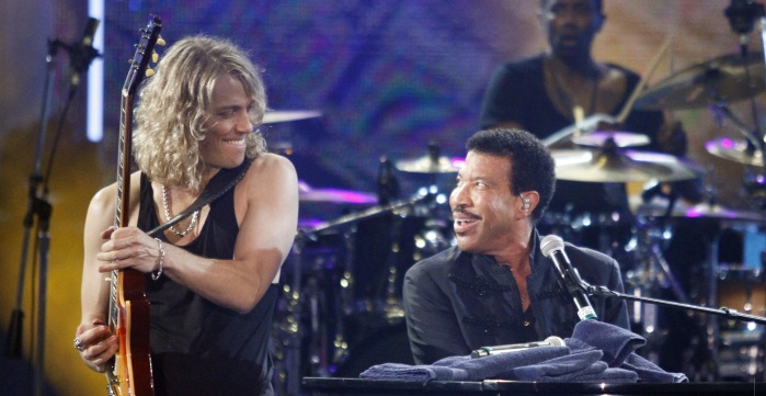 Apuesto guitarrista de Lionel Richie se adueñó del corazón de las tuiteras