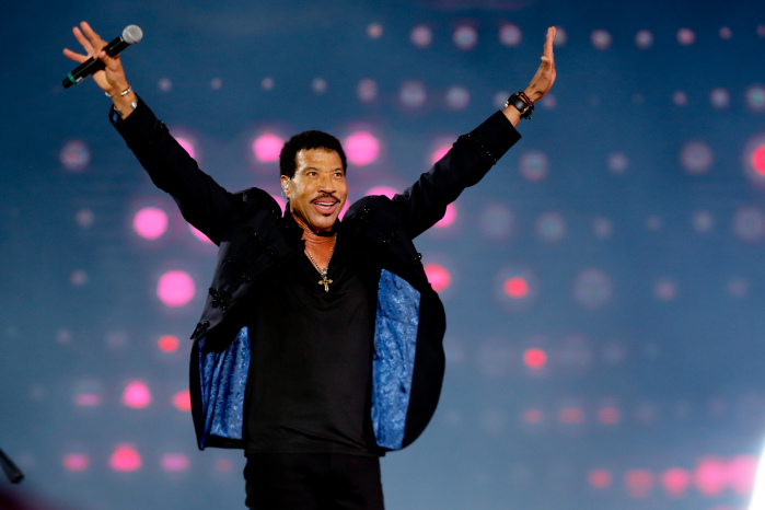 Bailó y cantó: Revisa quién disfrutó muy bien acompañada el show de Lionel Richie