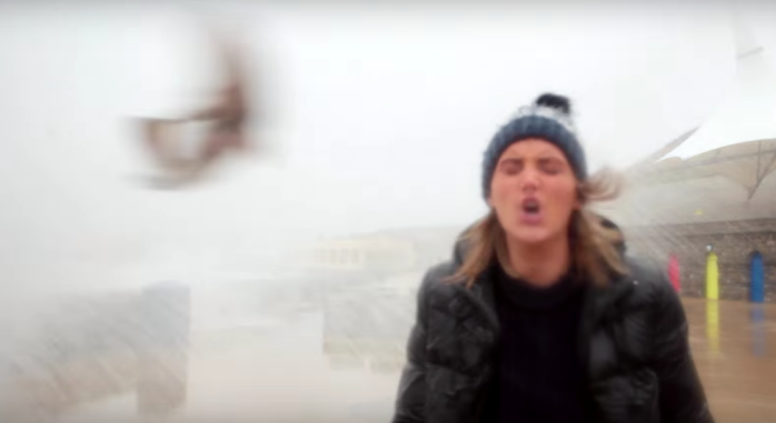 El hilarante video de la Youtuber que fue azotada por una ola y golpeada por un pez