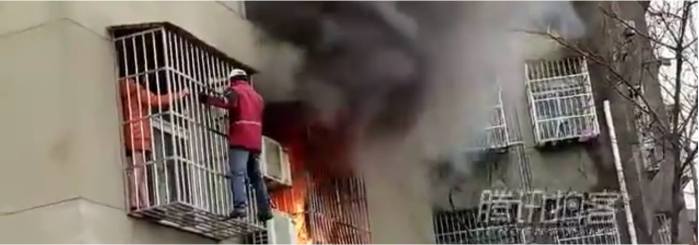 El heroico rescate de un repartidor de comida a mujer amenazada por voraz incendio