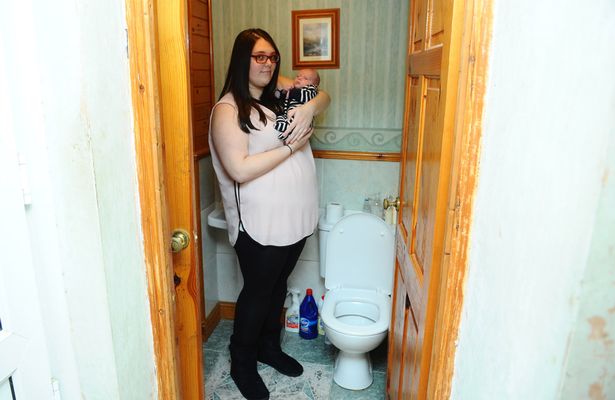 Charlotte Bryant en el baño de su casa, donde dio a luz a Joshua | The Mirror