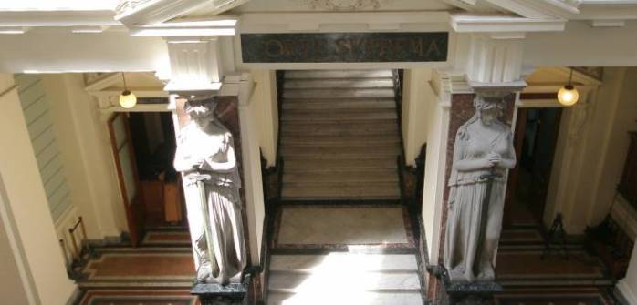 Corte Suprema multa a Isapre Cruz Blanca por notificar deudas con logo de Dicom