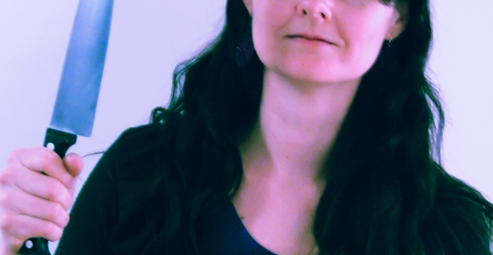 Mujer le enterró cuchillo en la cabeza a marido tras descubrir que era infiel: se salvó