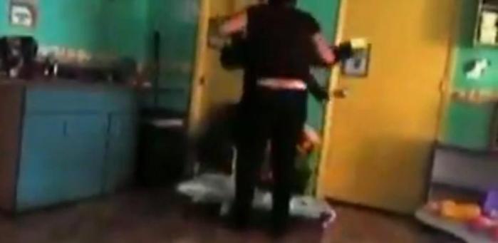 EEUU: Crudo video captó a directora de guardería lanzando a niño que dormía