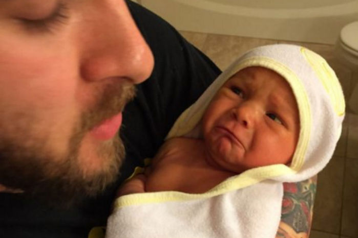 Padre compartió foto del primer baño de su hija y una pediatra detectó grave enfermedad