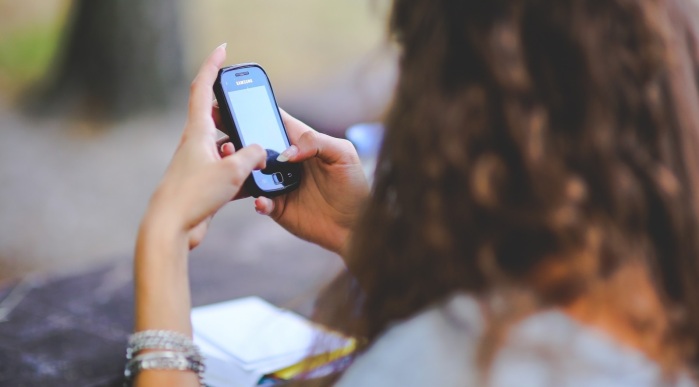 Estas fuertes fotos revelan qué ocurre si dejas tu celular bajo la almohada