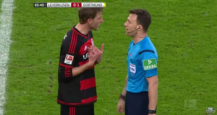 La inesperada reacción de árbitro al que no le hicieron caso: Abandonó la cancha