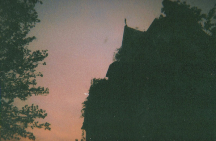 Mujer vende su casa embrujada tras vivir traumática experiencia con 