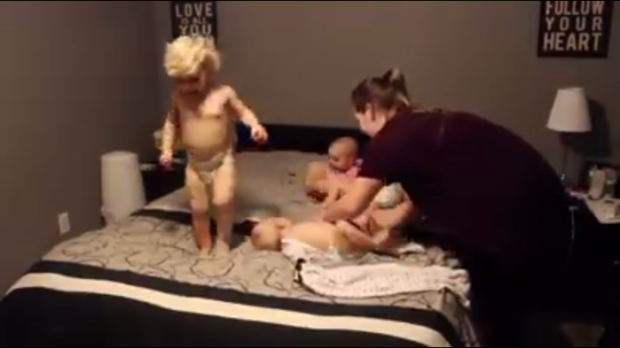 La súper mamá que la rompe en Facebook: Viste a sus 4 hijos al mismo tiempo