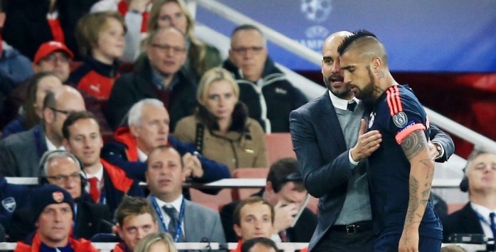 Guardiola confirmó molestia en la rodilla de Arturo Vidal