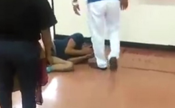 Difunden video de presunto pedófilo atrapado en baño de mujeres de tienda en Cancún