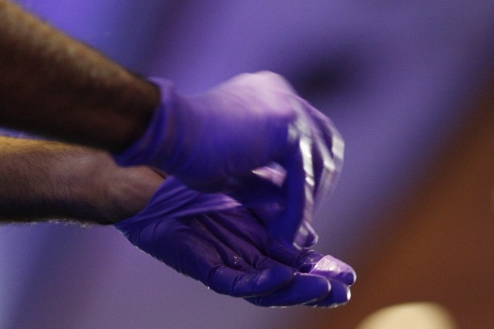 Obligan, a punta de cuchillo, a padre chino a someterse a vasectomía por tener muchos hijos