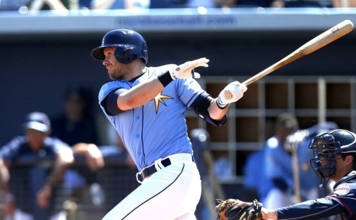 Reflejos increíbles: Fanático salvó a un niño de ser azotado por un bate volador