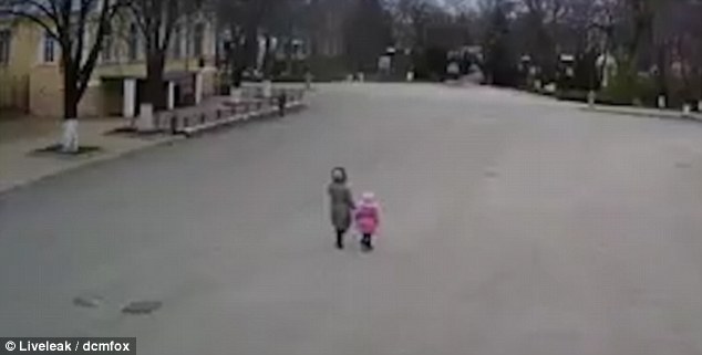 El momento exacto en que una madre y su hija se salvan de una muerte segura