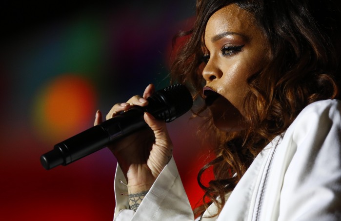 Fanático de Rihanna sorprende a la cantante con su potente voz en medio de un concierto