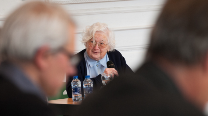 Anciana de 91 años obtuvo su doctorado tras demorar 30 años en su tesis