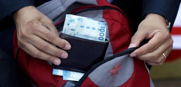 Mujer de 60 años será citada al tribunal por encontrar billetera con dinero y gastarlo