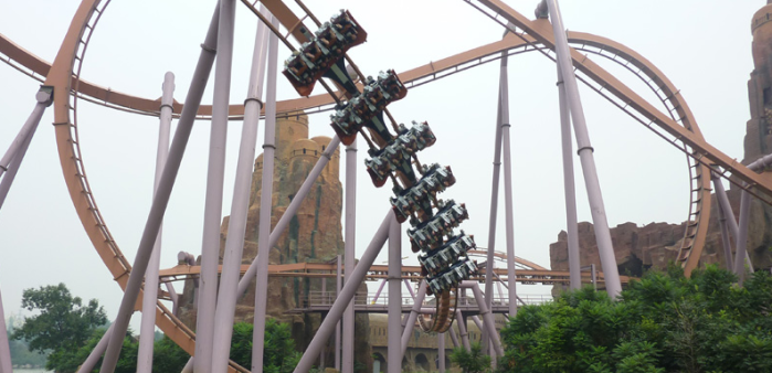 Montaña rusa se detiene con pasajeros colgando de cabeza por insólita razón