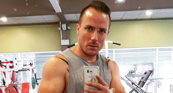 Gonzalo Egas revela la razón de su osado desnudo en Instagram