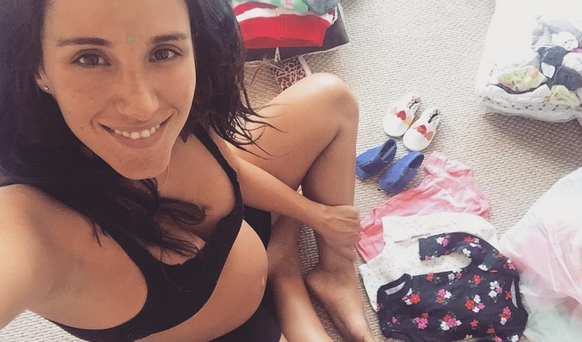 Isi Urrejola muestra su pancita en alegre baile a pocas semanas de dar a luz