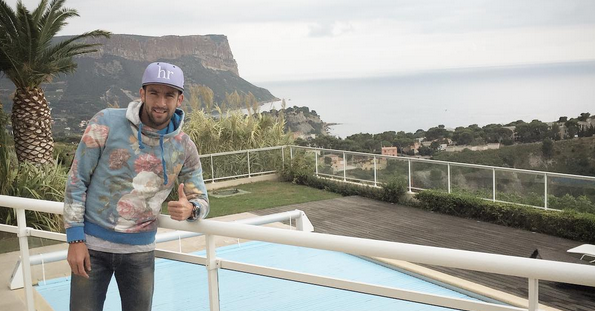 Mauricio Isla es criticado por ex compañero por vestirse a lo 