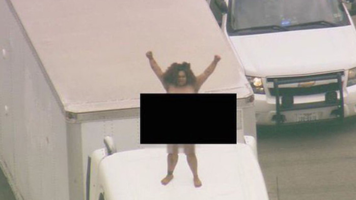 Mujer que se subió a un camión para bailar desnuda e insultar a la policía es viral