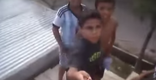 Niños argentinos que saltan sobre un techo y luego caen se toman la red