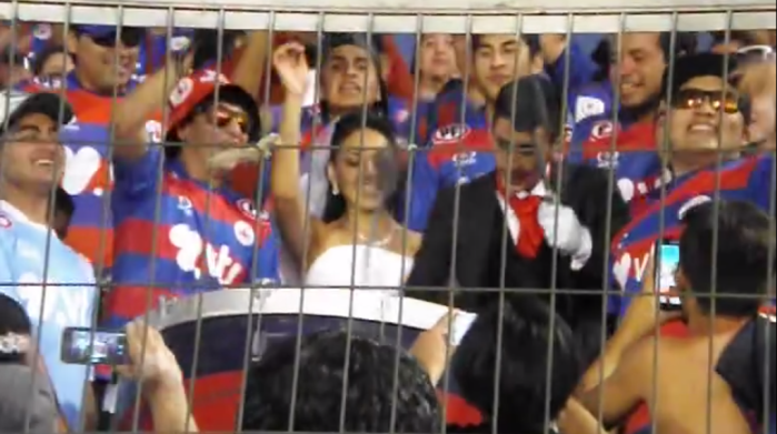 Del altar a la cancha: Recién casado tocaron hasta el bombo en estadio de Los Ángeles