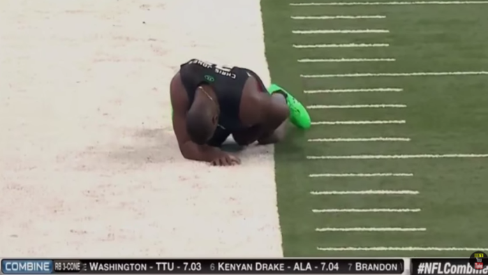 Atleta de la NFL sufrió íntimo incidente mientras corría: Se le salió del traje